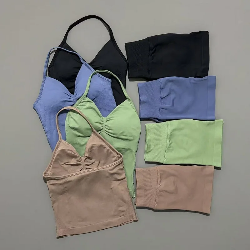 Yoga-Set mit Neckholder-Top 3