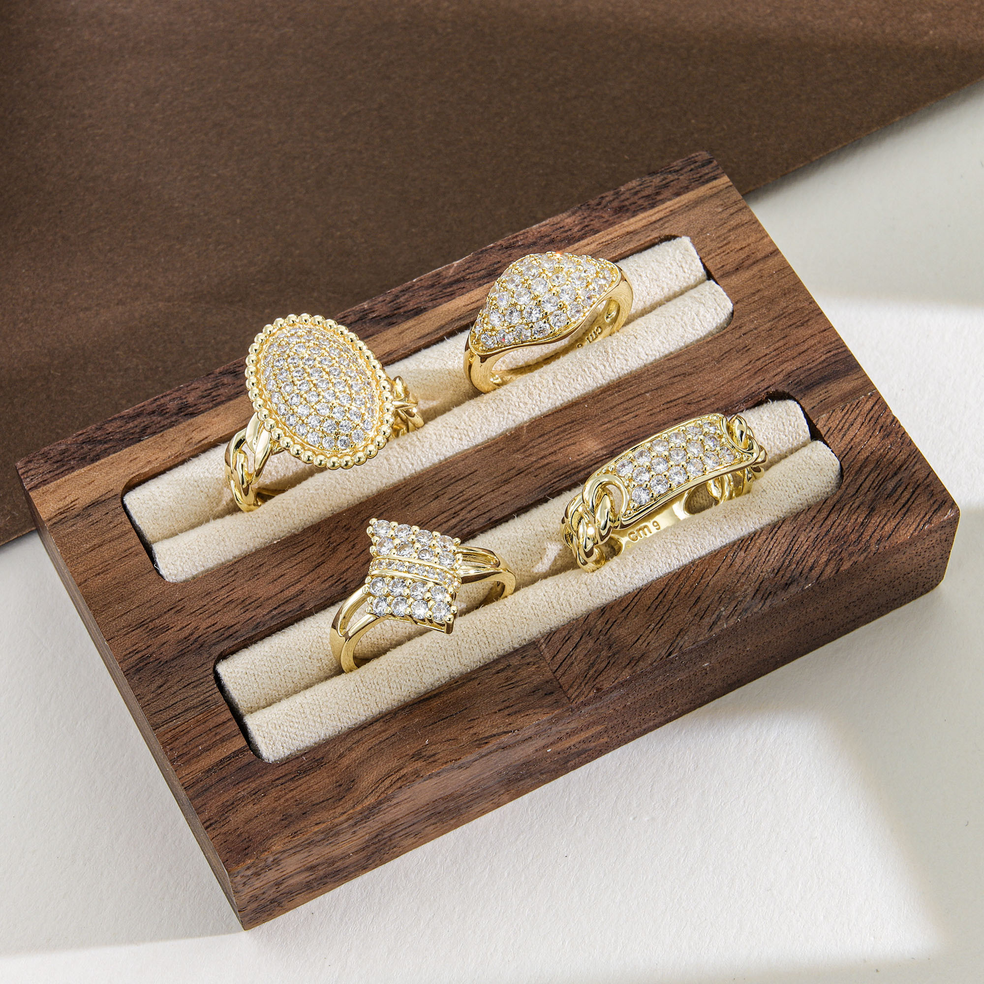 Goldfarbener Pavé-Cluster-Siegelring Zirkonia