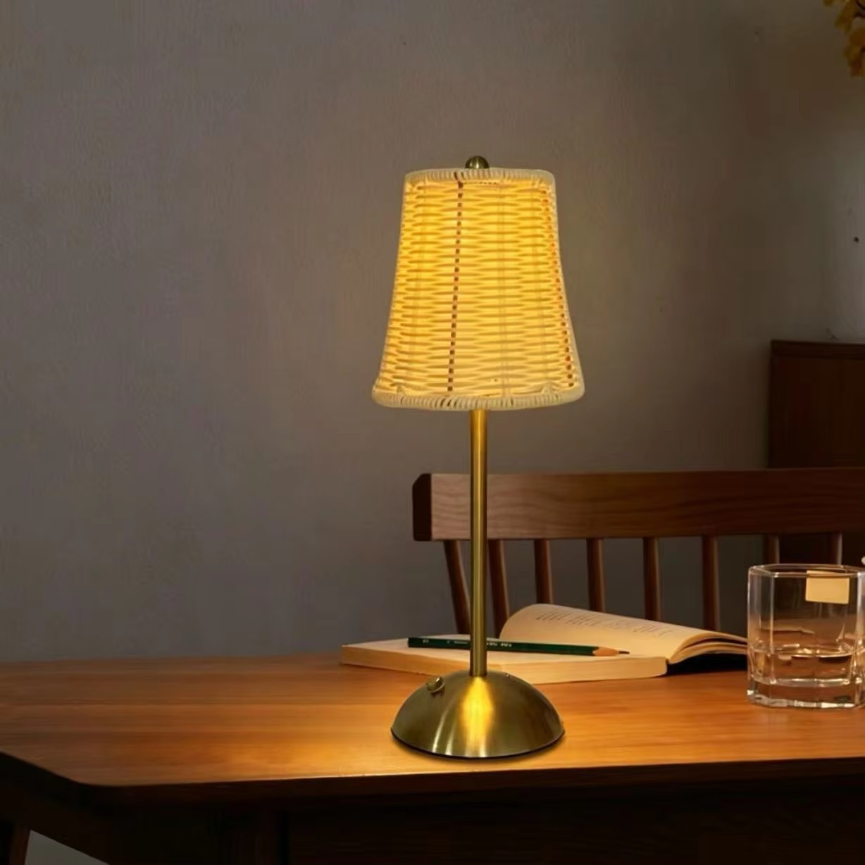 Rattan-Nachttischlampe im südostasiatischen Stil, aufladbar 3