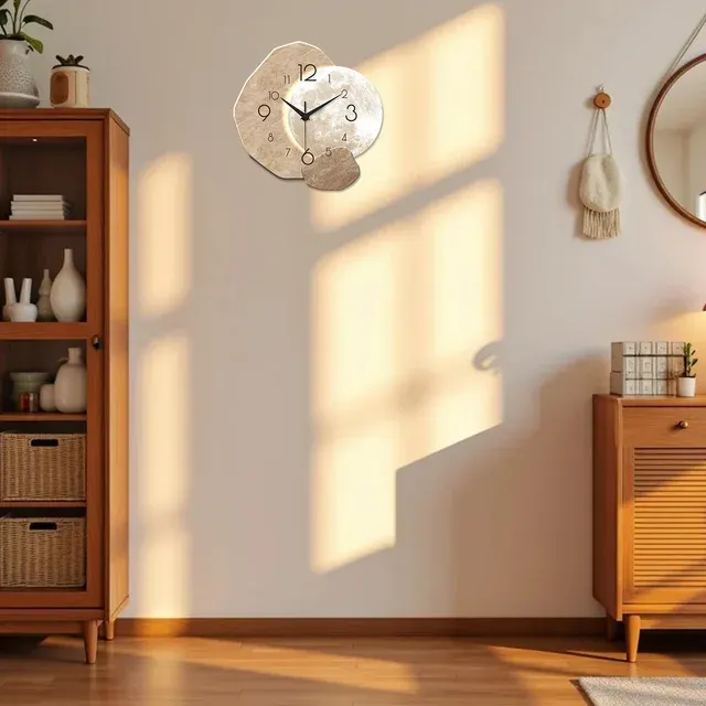Lautlose Wanduhr im Mond-Design aus Holz 3