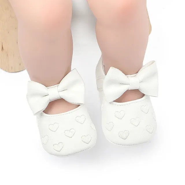 Klassische Babyschuhe mit Schleife und Herz 2