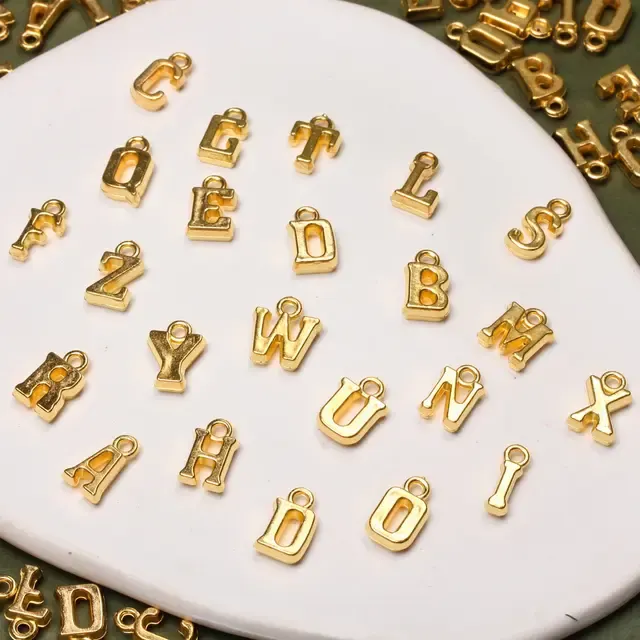 Buchstabenanhänger 3