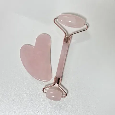 Rosenquarz Gesichtsmassagegerät Gua Sha Roller-Set