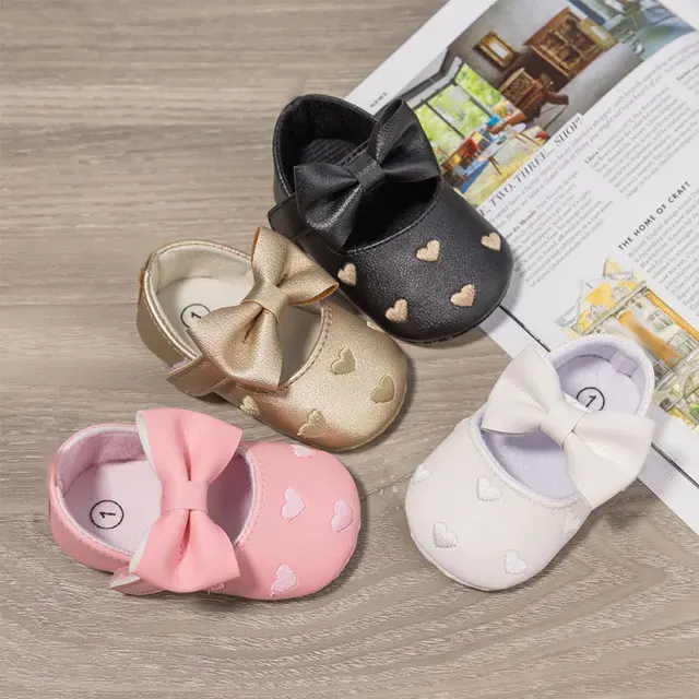 Klassische Babyschuhe mit Schleife und Herz 4