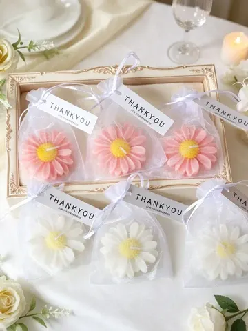 Gänseblümchen-Kerze in Geschenktüte