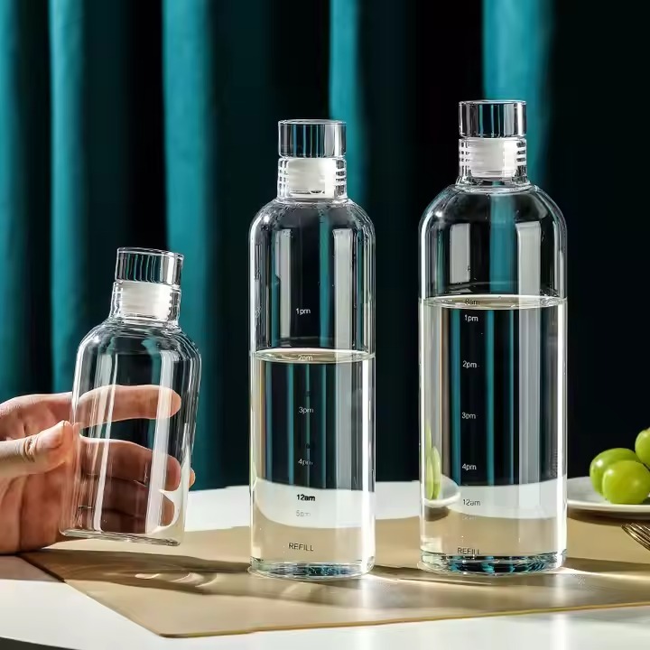 Glas-Trinkflasche mit Zeitmarkierung