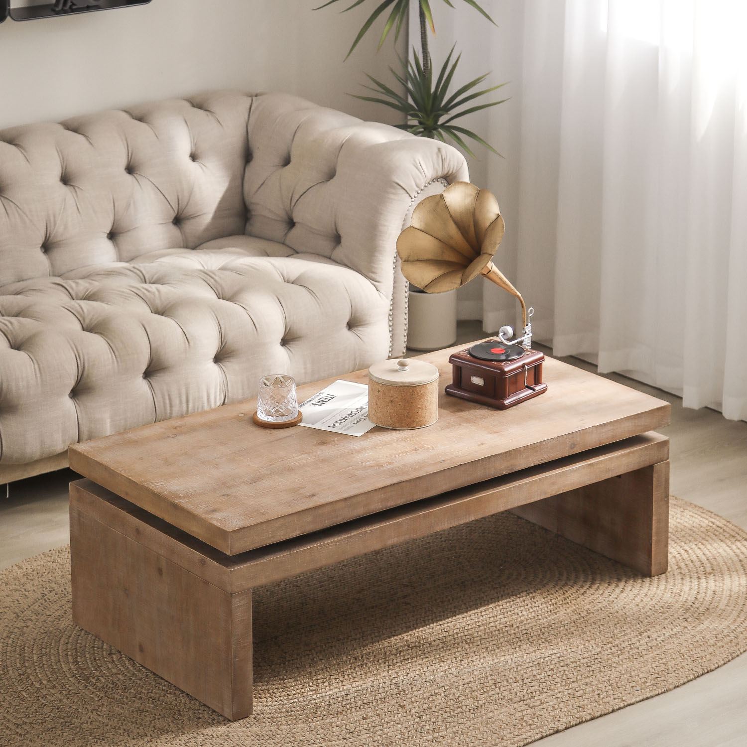 Rustikaler Holz-Couchtisch mit schwebender Platte