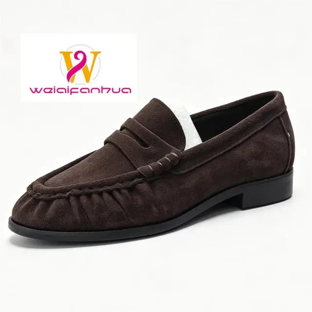 Handgefertigte Retro-Loafer aus Wildleder 1