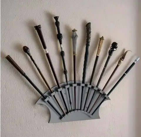 Wandmontierter Zauberstab-Halter für 10 Stäbe