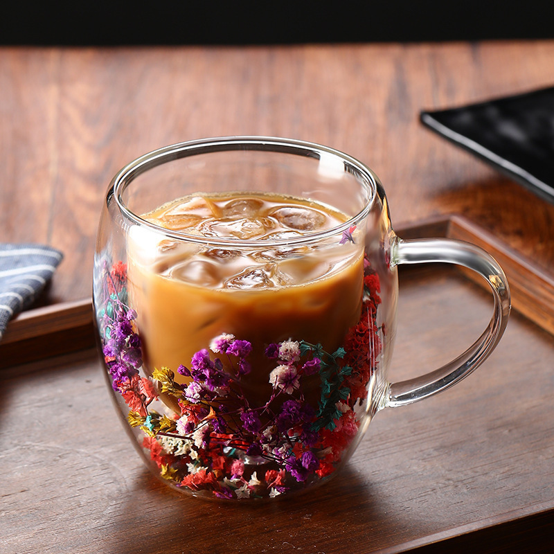 Elegante Glastasse mit Trockenblumen-Dekor 3