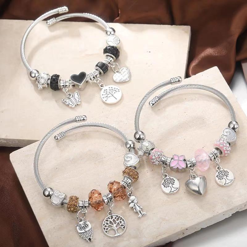 Bunt perlenbesetztes Charm-Armband mit Schmetterling