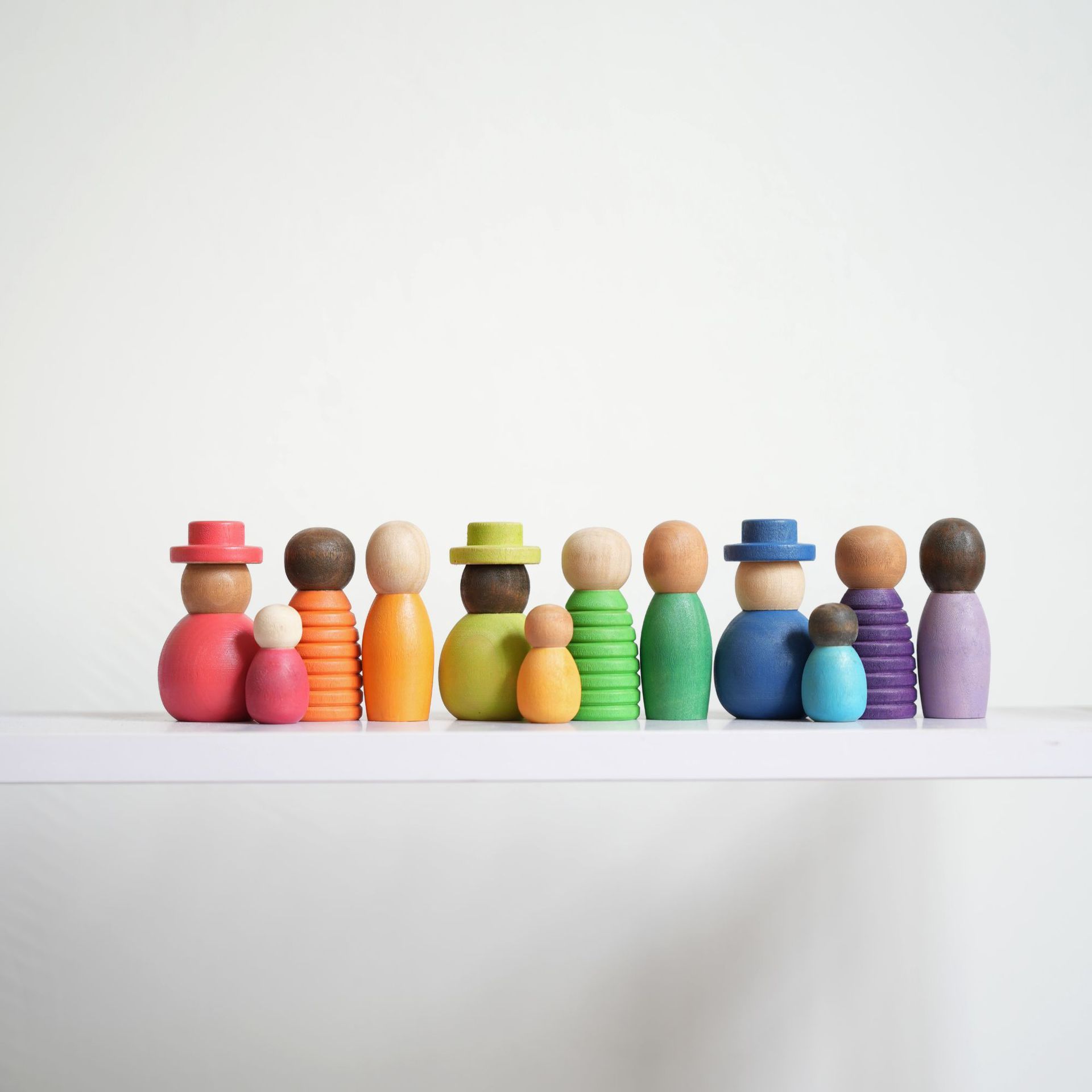 12-teiliges Holz-Steckpuppen-Set in Regenbogenfarben
