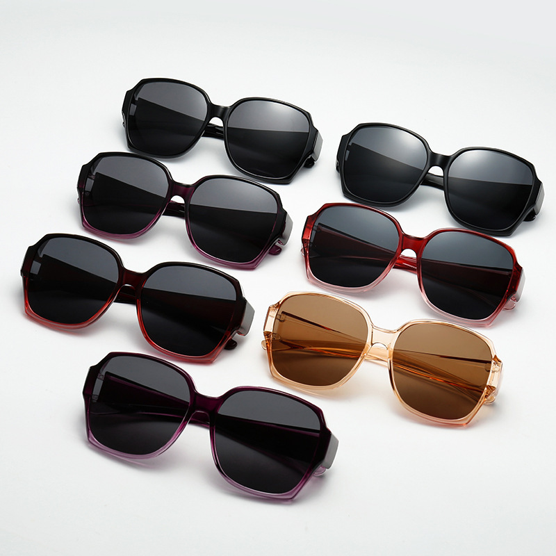Polarisierte Unisex Sonnenbrille mit schwarzem Rahmen 2