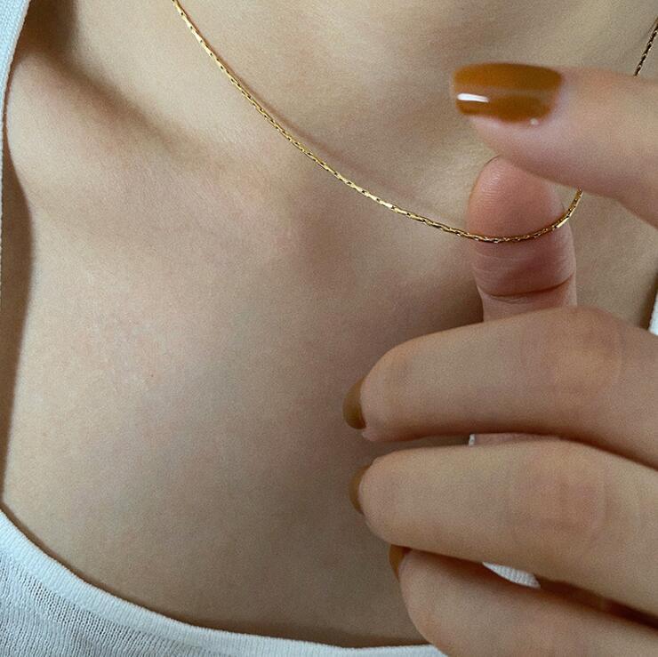 Minimalistische Edelstahl-Halskette in Gold 4