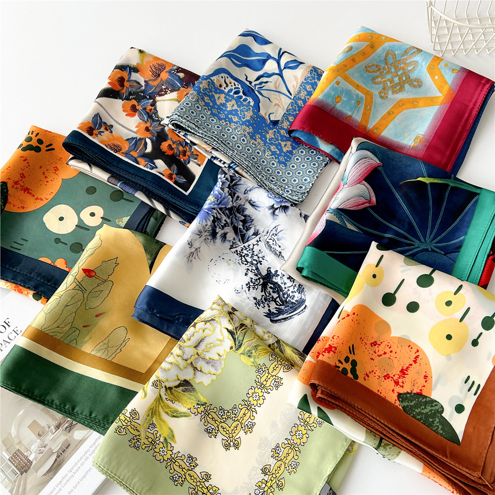Quadratisches Seidentwill-Tuch mit Blumenmuster 3