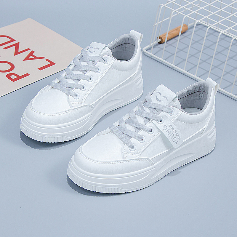 Flache Sportschuhe