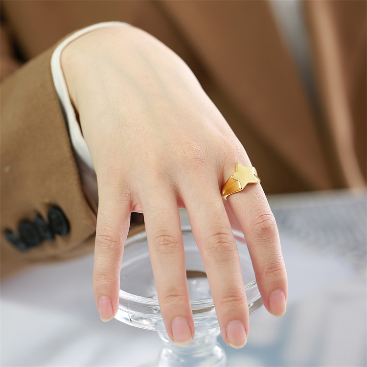 Goldfarbener Sternring aus Edelstahl 4