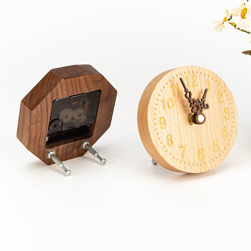 Kleine Holzbox-Wanduhr aus Massivholz 3