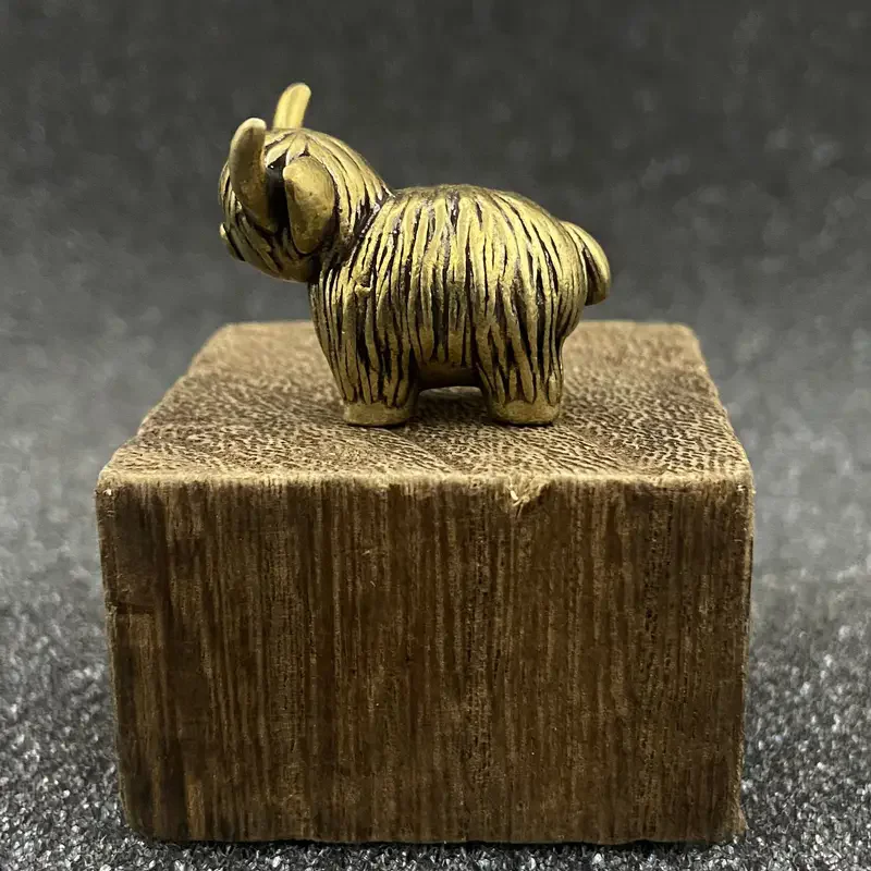 Messing-Hochlandkuh-Figur als Schreibtischdeko 2