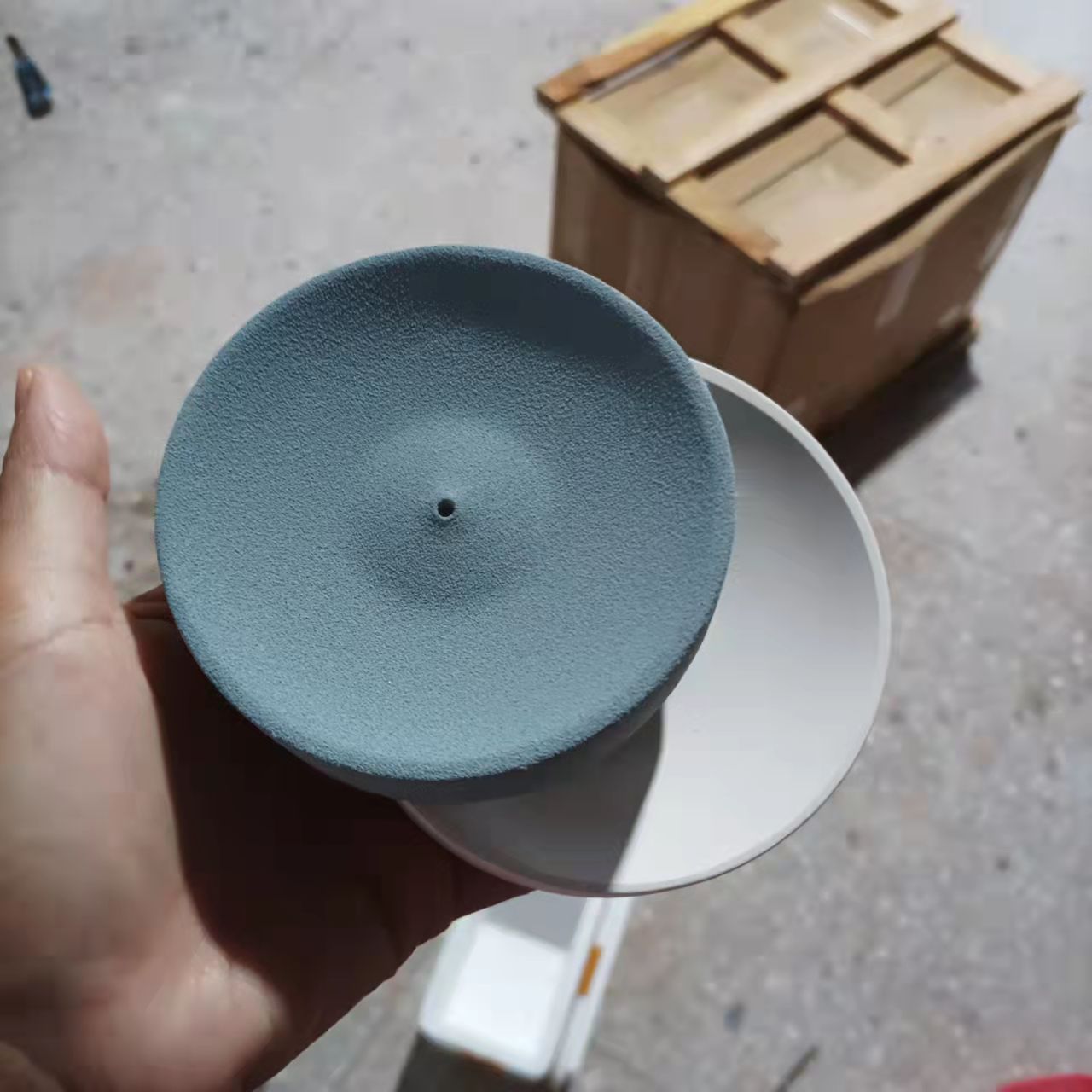 Minimalistischer Keramik-Räucherhalter rund matt 3