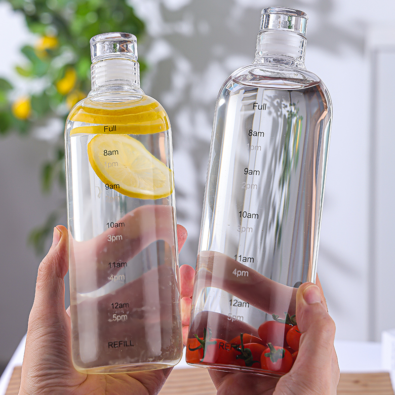 Glas-Trinkflasche mit Zeitmarkierung
