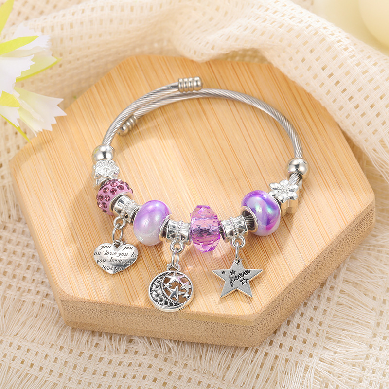 Bunt perlenbesetztes Charm-Armband mit Schmetterling 4