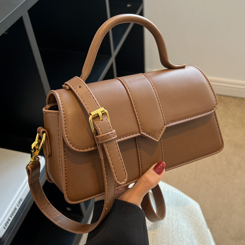 Kleine Designer-Umhängetasche aus Leder 4