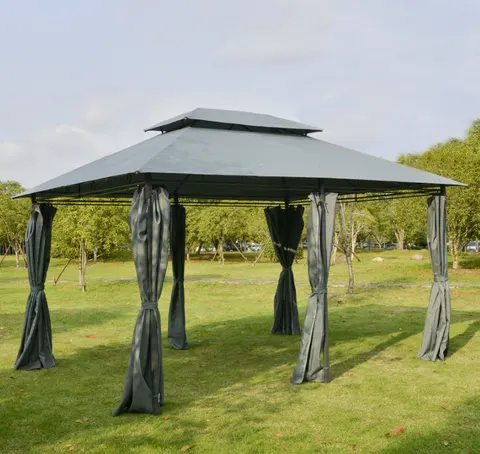 Freistehender Gartenpavillon mit Vorhängen