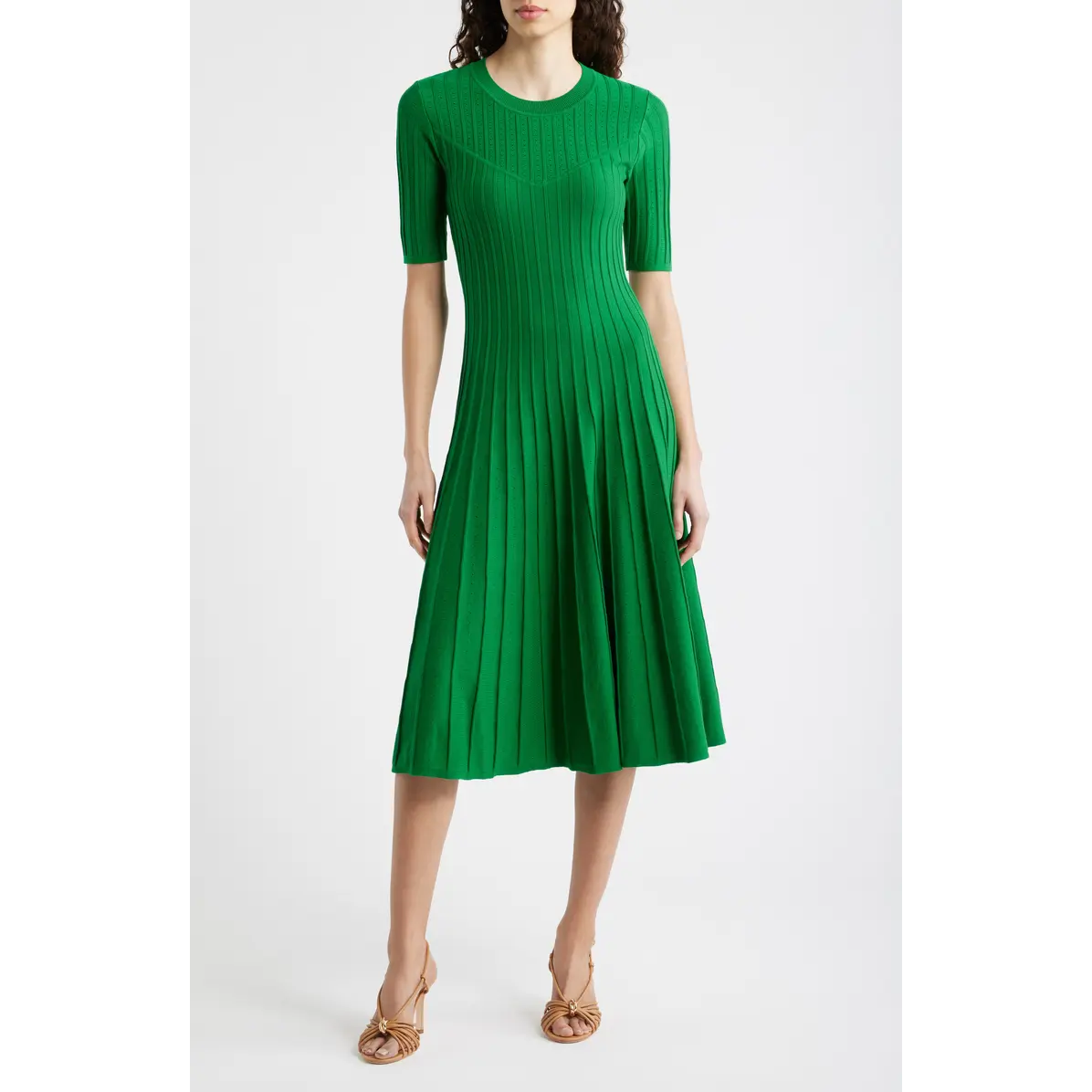 Grünes Rippstrick-Midikleid mit Halbarm
