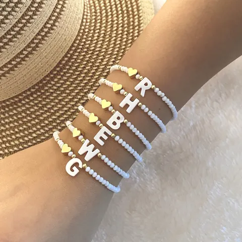 Buchstabenarmband