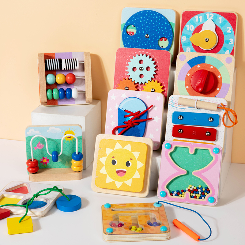 Reisetaugliches Montessori Sinnesspielbrett aus Holz 3