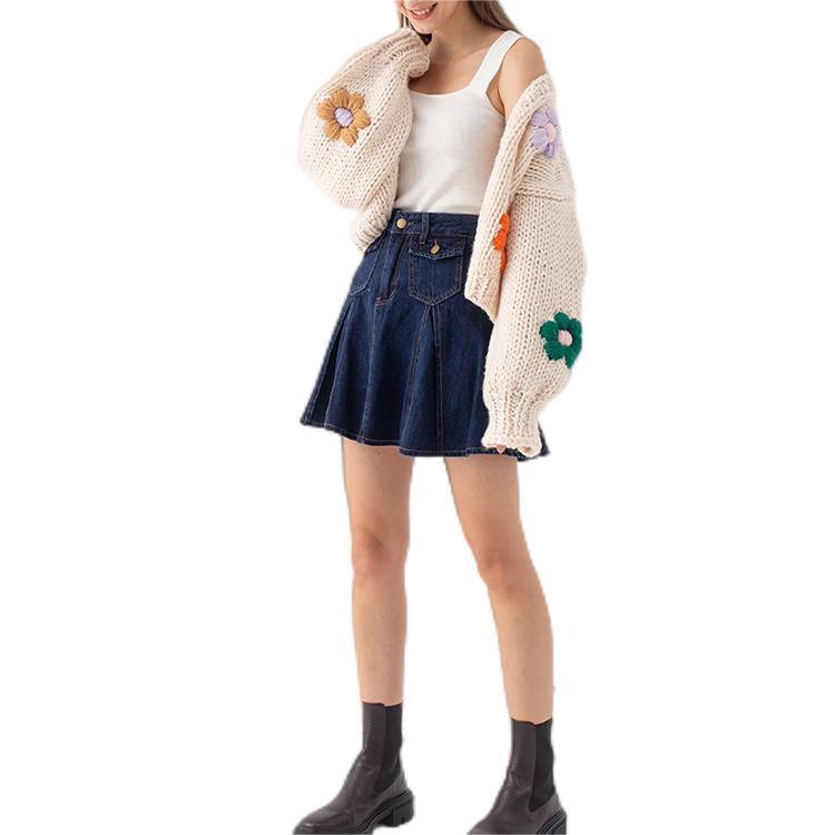Gestrickte Damen-Strickjacke mit Blumenmuster 3