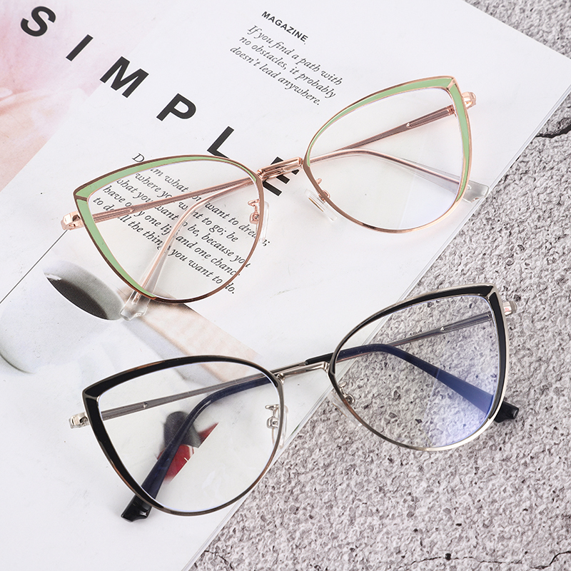 Photochrome Cat-Eye-Brille aus Metall 4