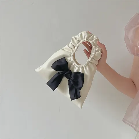 Mini-Tasche mit Schleife und Falten