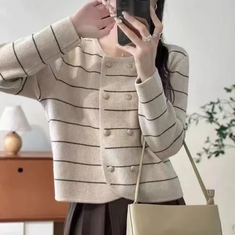 Gestreifte Strickjacke
