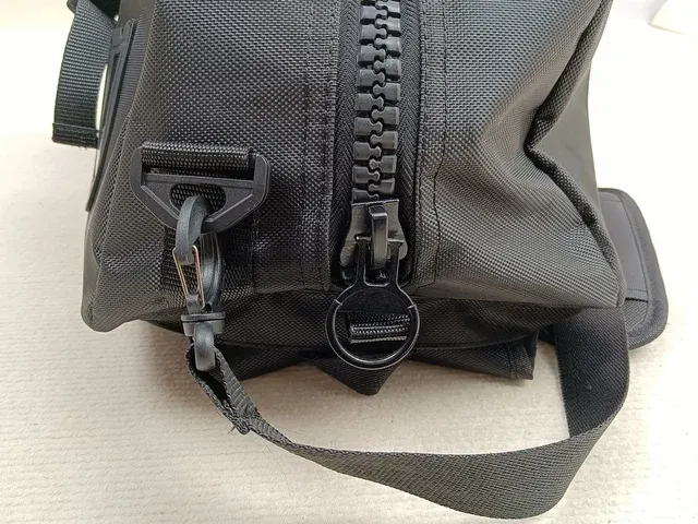 Große Sporttasche mit Schuhfach und Wasserschutz 3