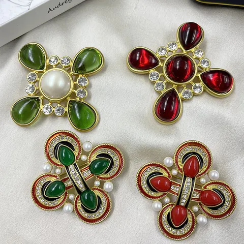 Vintage-Brosche mit Kreuz