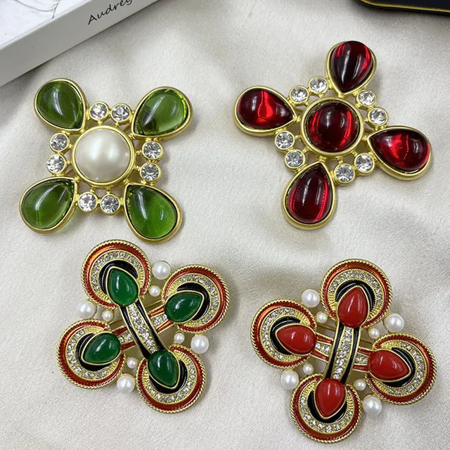 Vintage-Brosche mit Kreuz 1