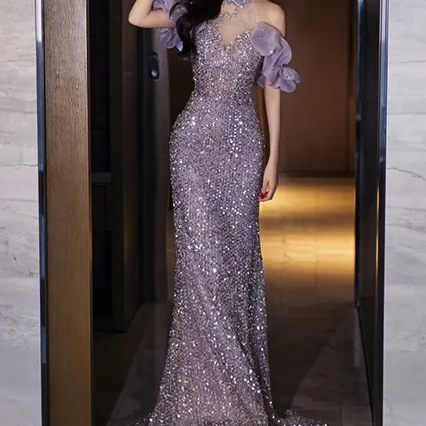 Neckholder-Abendkleid