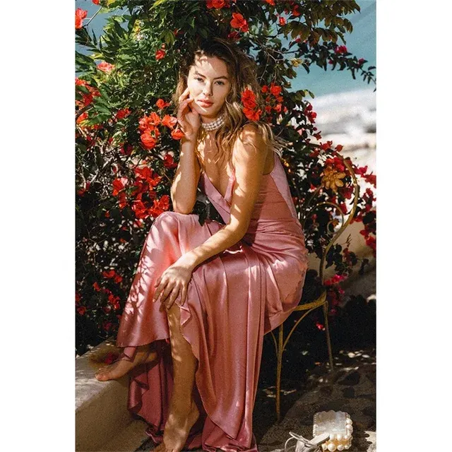 Pinkes Seidenkleid mit Schleppe und Spaghettiträgern 2