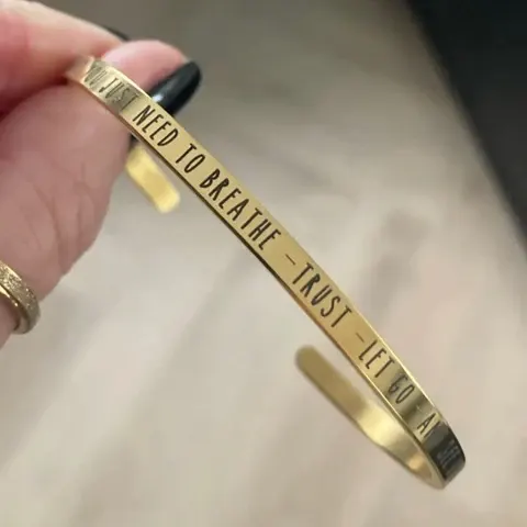 Buchstaben Manschettenarmband