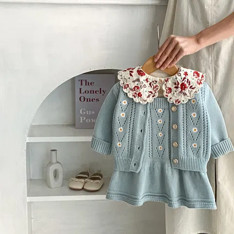 Baby-Strickjacke mit Rock
