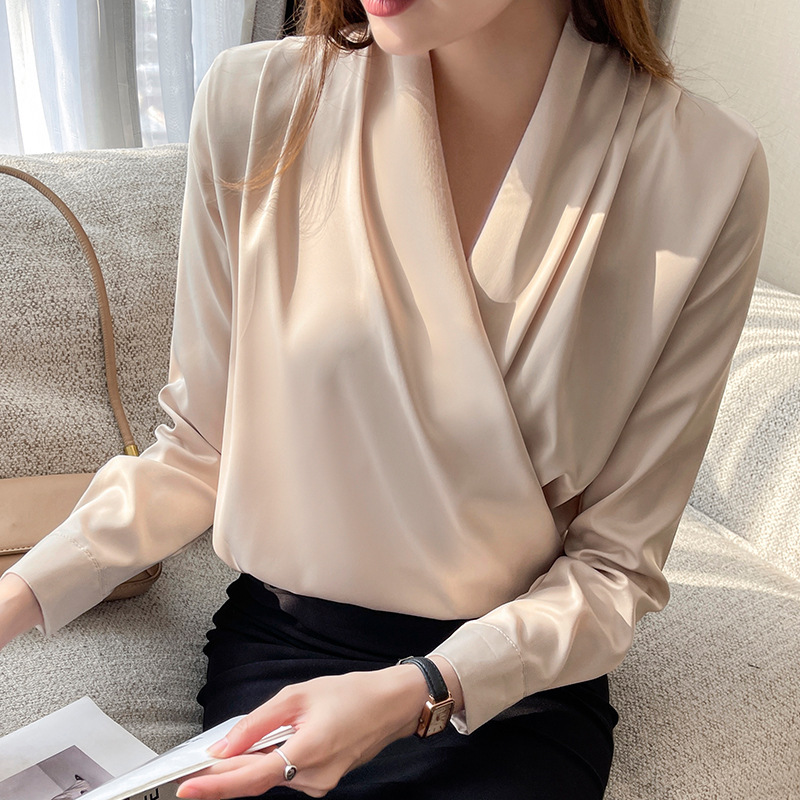 Langarm-Satinbluse im Frühlings-Herbst-Look