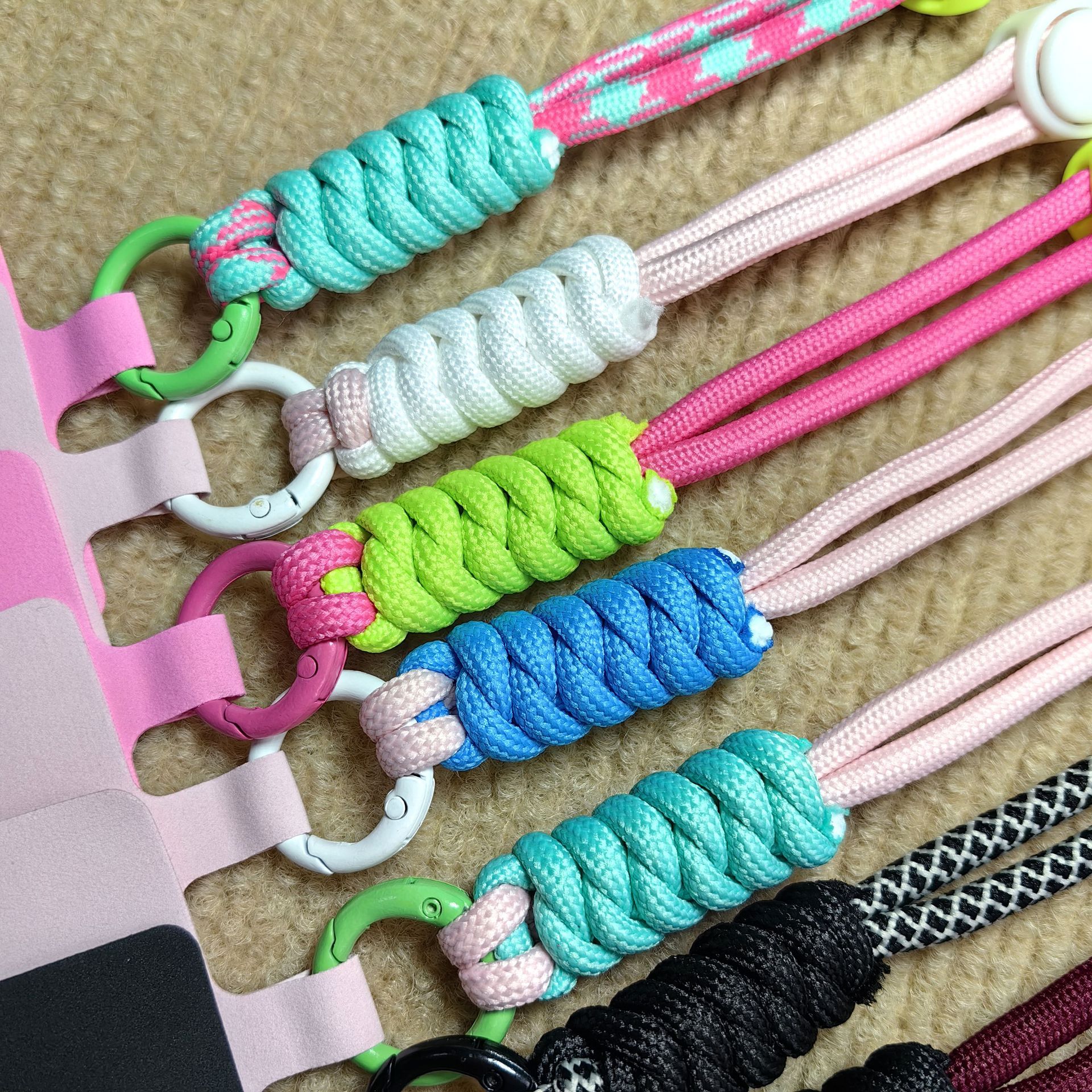 Langes Handyband mit Patch 2