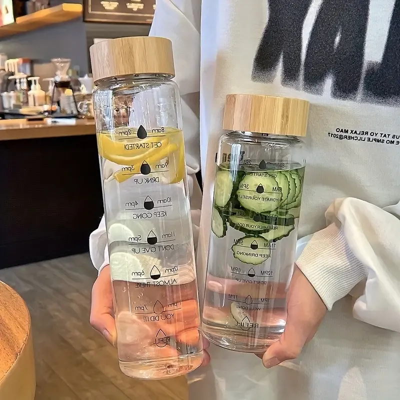 Glas-Trinkflasche mit Zeitmarkierung