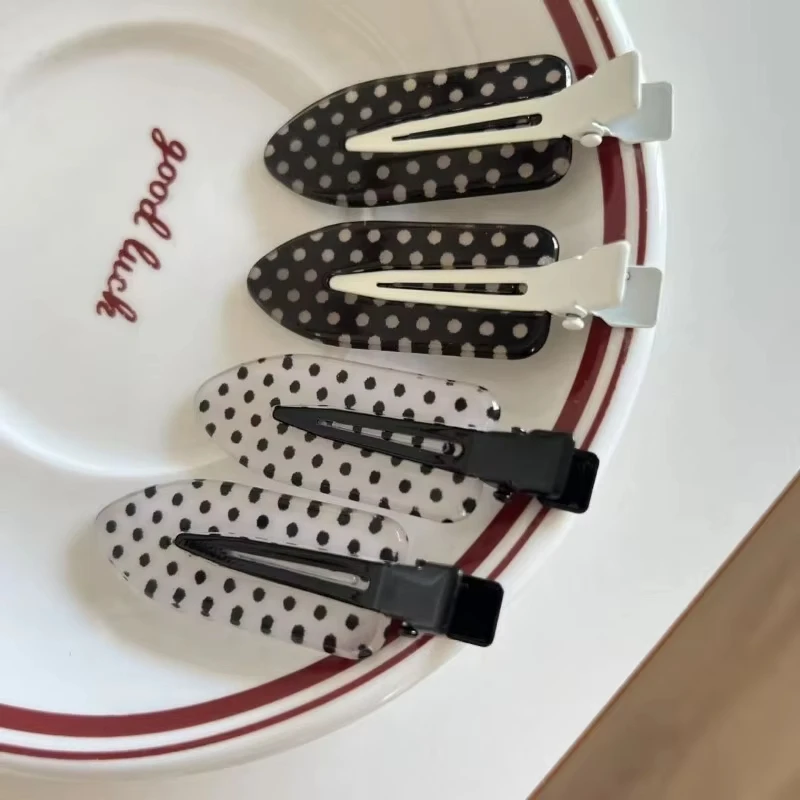 Schwarz-weiß gepunktete Acryl-Haarspangen 4