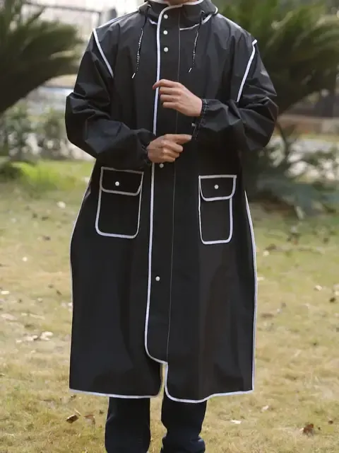 Langer Regenponcho 1