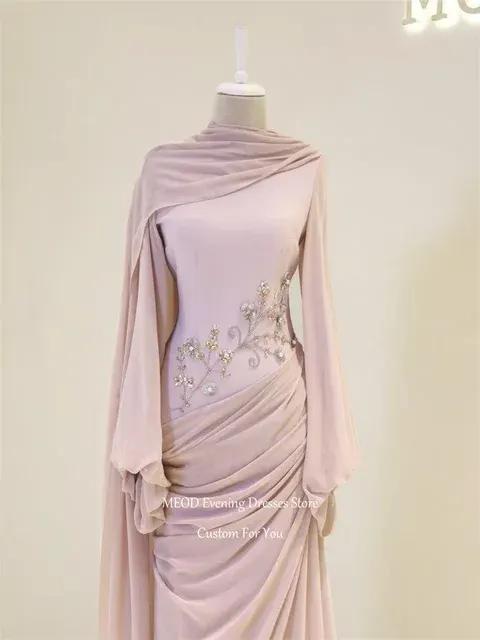 Abendkleid mit hohem Kragen 3