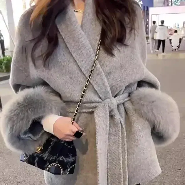 Wolljacke mit Pelzmanschette 2