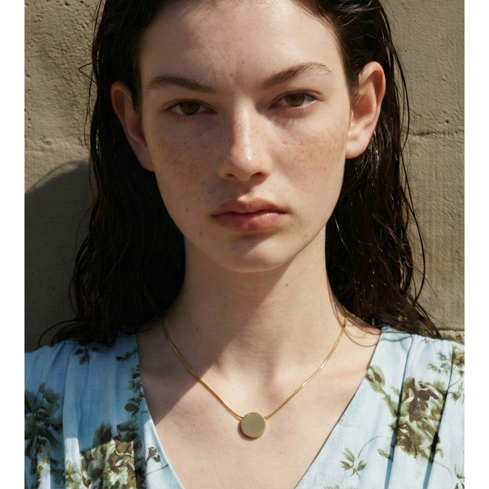 Minimalistische Edelstahl-Halskette mit Goldpendant 4